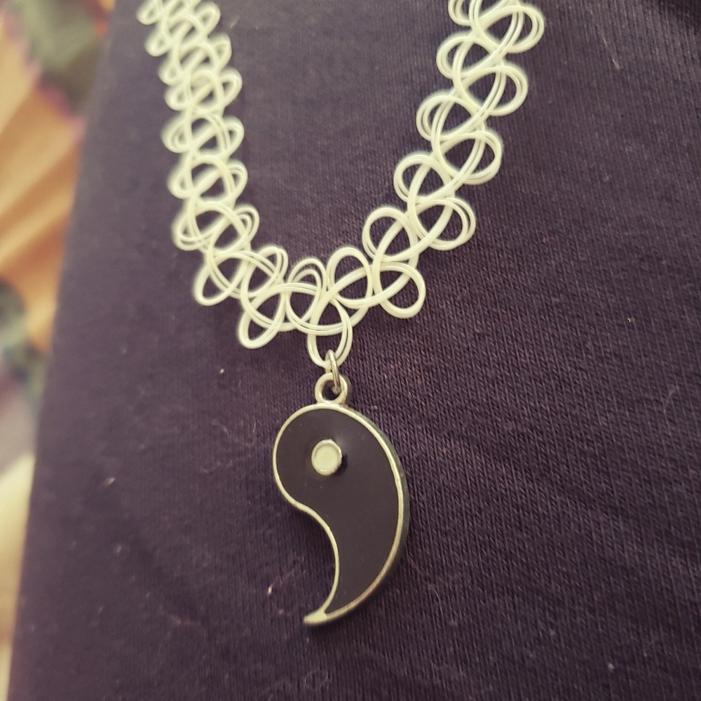 "Yang" White Choker